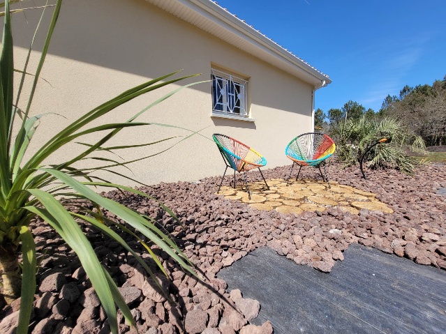 Massif épuré et cheminement en ardoise