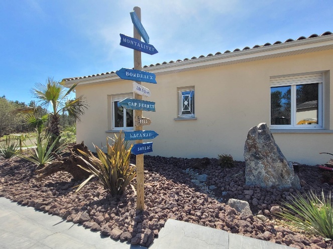 Massif épuré et cheminement en ardoise