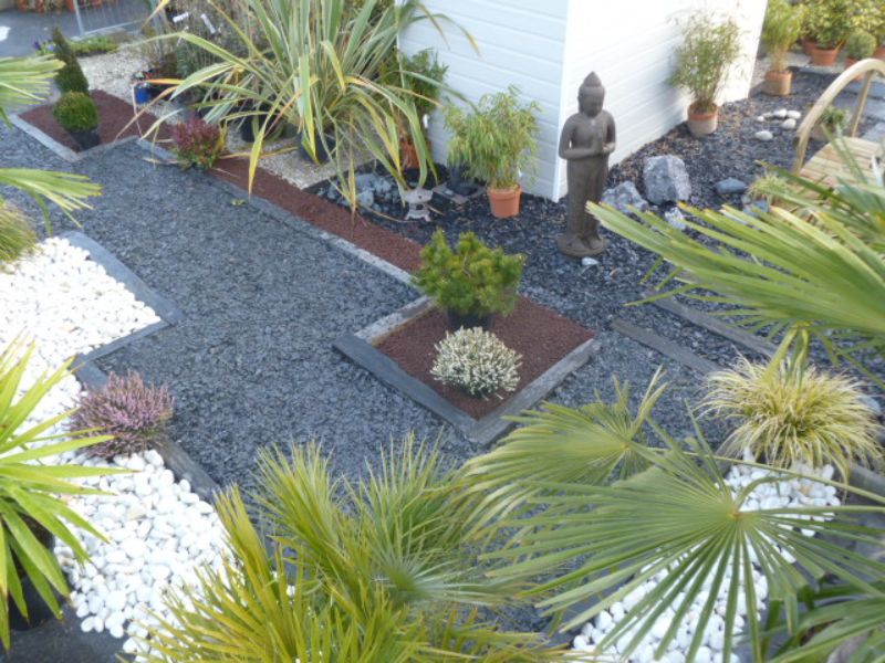 Jardin zen avec graviers, pas japonais