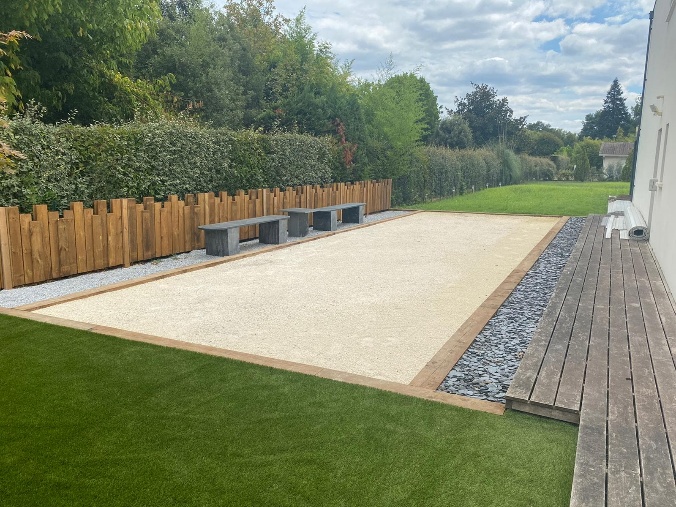 Espace Convivial : Terrain de Pétanque & Design Minéral