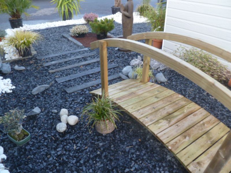 Jardin zen avec graviers, pas japonais